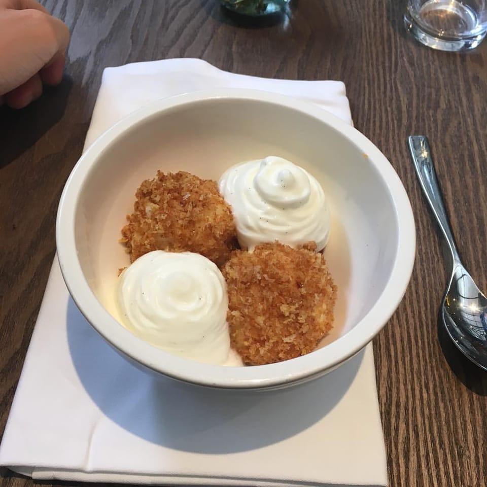 Cottage cheese balls and yoghurt