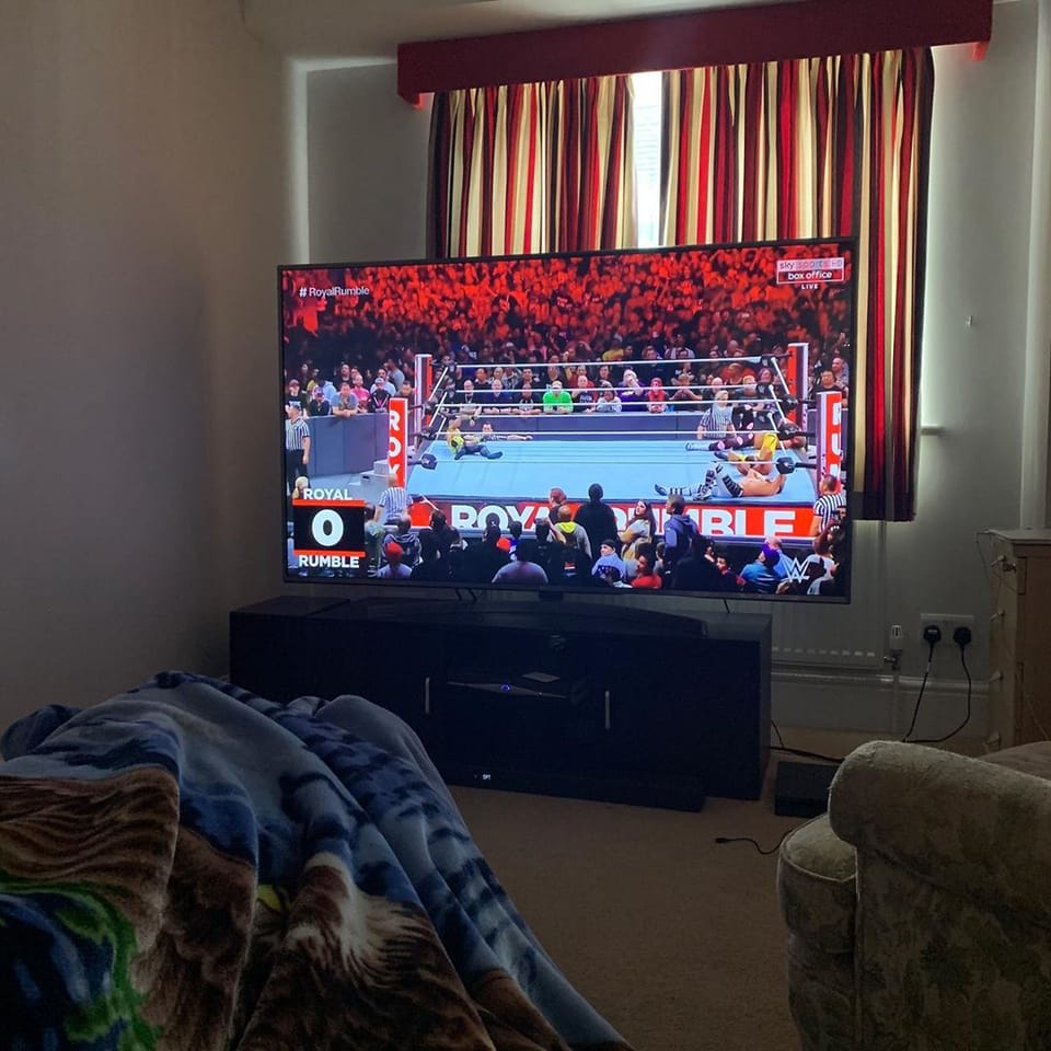 Royal Rumble ! Hiding under the ring, handstands to keep your feet off the ground